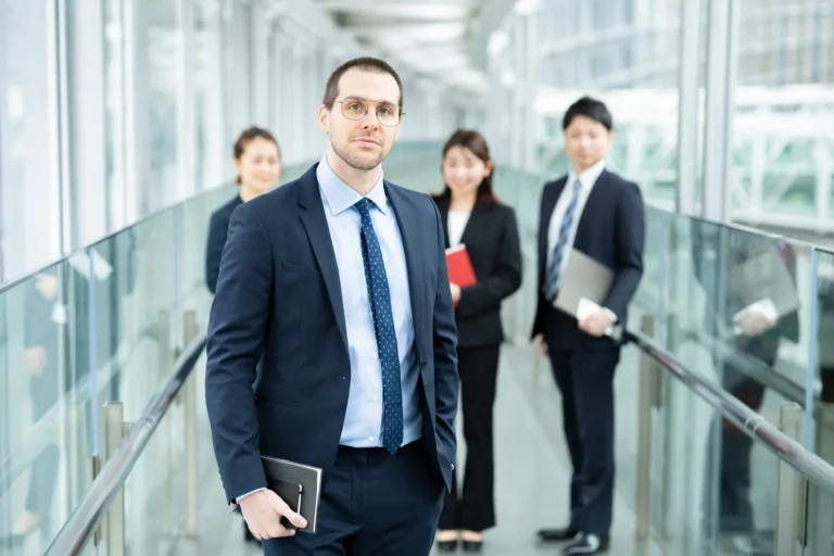 Businessman and his business team 2026 01 11 09 14 19 utc - Hvordan følge opp nye kontakter etter et møte: Timing og kanaler