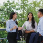 Businesspeople discussing work during break outsid 2026 01 08 08 14 04 utc - Relasjoner og samarbeid: slik forstår du andres perspektiv