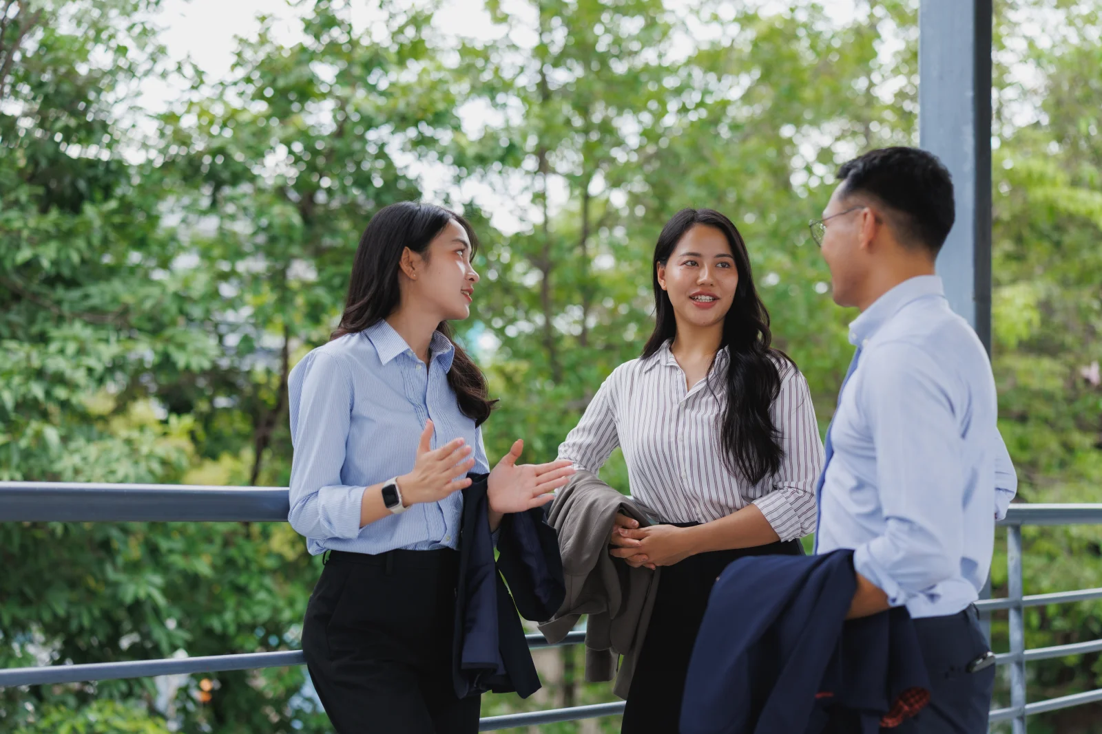 Businesspeople discussing work during break outsid 2026 01 08 08 14 04 utc - Relasjoner og samarbeid: slik forstår du andres perspektiv