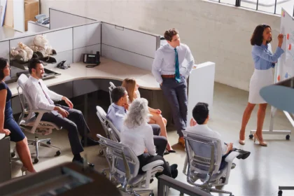 Businesswoman standing at whiteboard giving sales 2026 01 09 10 04 48 utc - Hvordan lage en god samarbeidsavtale