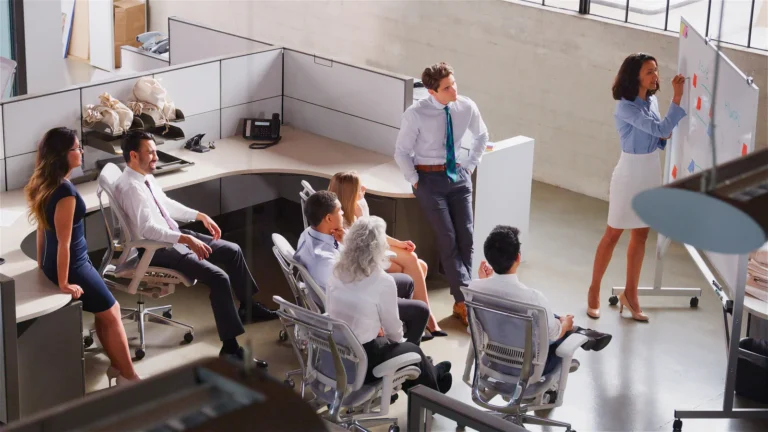 Businesswoman standing at whiteboard giving sales 2026 01 09 10 04 48 utc - Hvordan lage en god samarbeidsavtale