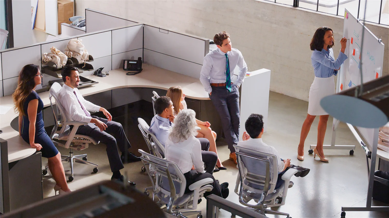 Businesswoman standing at whiteboard giving sales 2026 01 09 10 04 48 utc - Hvordan lage en god samarbeidsavtale