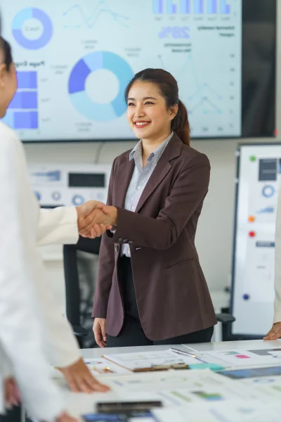 Businesswomen shaking hands after successful meeti 2026 01 11 07 53 55 utc - Hvordan lage en god samarbeidsavtale