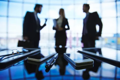 Cellphones and pen 2026 01 05 23 59 35 utc - Vanlige utfordringer i samarbeid mellom selskaper