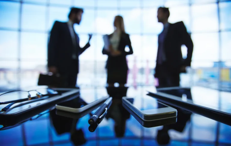 Cellphones and pen 2026 01 05 23 59 35 utc - Vanlige utfordringer i samarbeid mellom selskaper