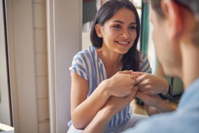 Charming brunette woman holding hand of her man in 2026 01 05 06 20 03 utc - Hva er relasjonskompetanse?