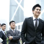 Cheerful chinese businessman with his team in hong 2026 01 11 11 12 19 utc - Nettverk i næringslivet: Hvorfor det lønner seg