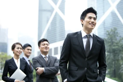 Cheerful chinese businessman with his team in hong 2026 01 11 11 12 19 utc - Nettverk i næringslivet: Hvorfor det lønner seg