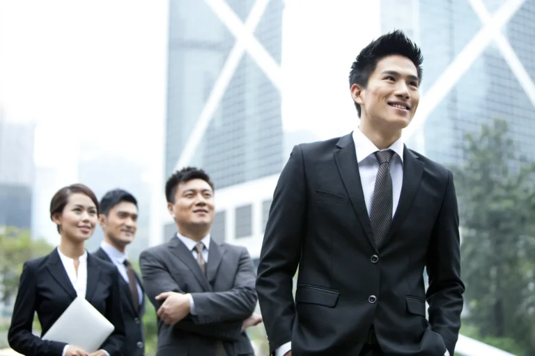 Cheerful chinese businessman with his team in hong 2026 01 11 11 12 19 utc - Nettverk i næringslivet: Hvorfor det lønner seg