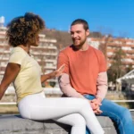 Cheerful young couple in vibrant outfits enjoying 2026 03 18 07 00 30 utc - Hva gjør man når samarbeid blir utfordrende?