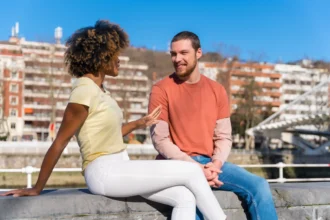 Cheerful young couple in vibrant outfits enjoying 2026 03 18 07 00 30 utc - Hva gjør man når samarbeid blir utfordrende?