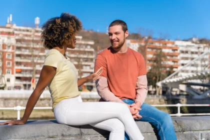 Cheerful young couple in vibrant outfits enjoying 2026 03 18 07 00 30 utc - Hva gjør man når samarbeid blir utfordrende?