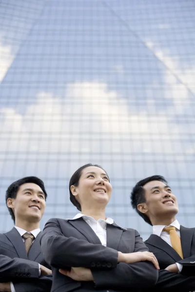 Chinese business team standing in front of a tall 2026 01 11 11 11 09 utc - Nettverk i næringslivet: Hvorfor det lønner seg