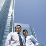 Chinese businessmen in front of a office tower 2026 01 11 11 12 46 utc - Hvordan bygger man et profesjonelt nettverk? LinkedIn, møter og opp...