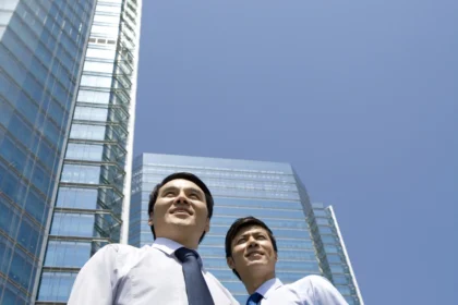 Chinese businessmen in front of a office tower 2026 01 11 11 12 46 utc - Hvordan bygger man et profesjonelt nettverk? LinkedIn, møter og opp...