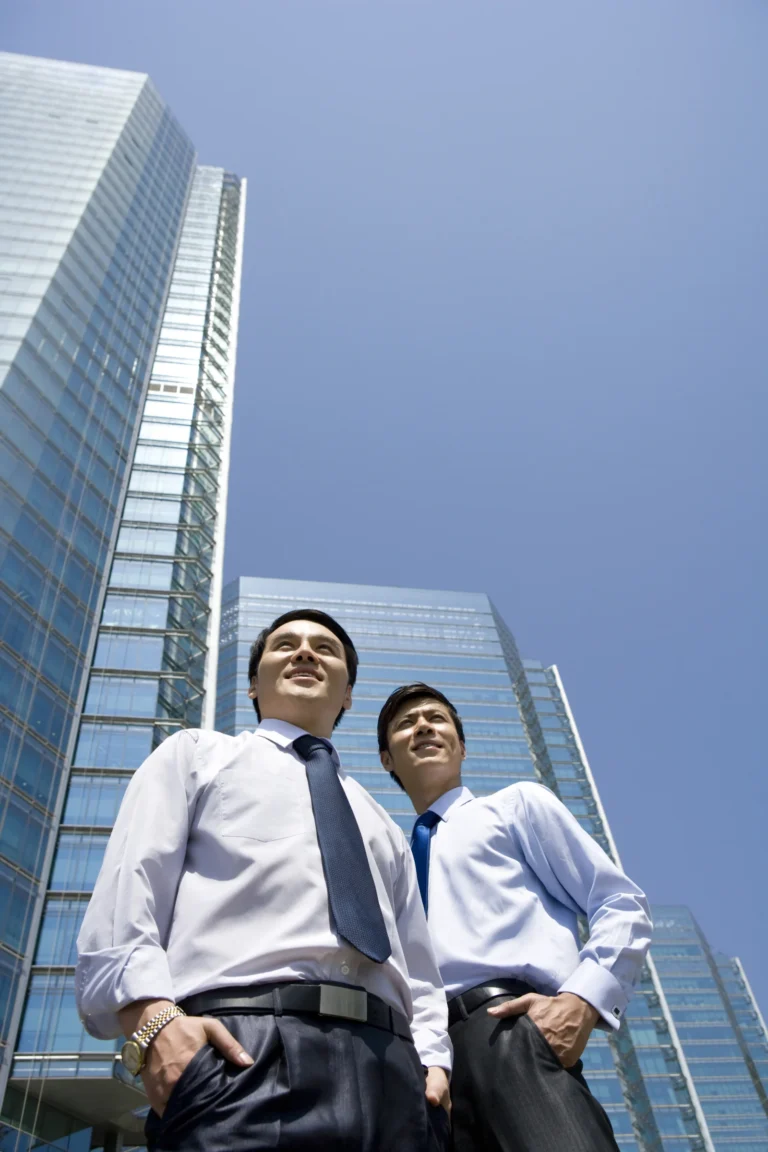 Chinese businessmen in front of a office tower 2026 01 11 11 12 46 utc - Hvordan bygger man et profesjonelt nettverk? LinkedIn, møter og opp...