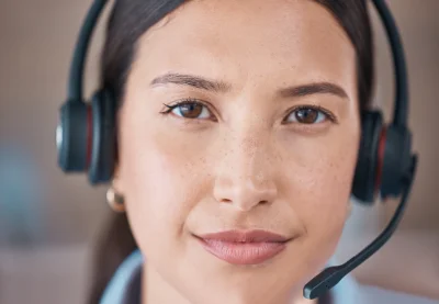 Closeup face of mixed race agent wearing headset 2026 01 09 11 16 15 utc - Ulike typer samarbeid mellom selskaper og kommuner