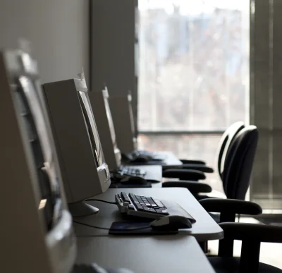 Computers in college computer lab 2026 01 09 08 36 25 utc - Hvordan beregne TCO for programvare: lisens, drift og opplæring