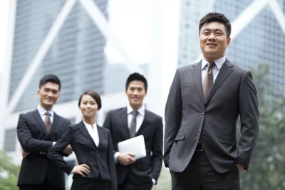 Confident chinese businessman with his team in hon 2026 01 11 11 11 12 utc - Hva er B2B‑samarbeid mellom bedrifter?