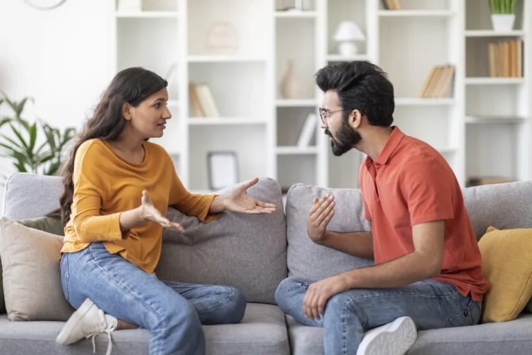 Couple argue portrait of young indian man and wom 2026 01 09 11 31 44 utc - Relasjoner og samarbeid: hva skaper trygge og stabile relasjoner...