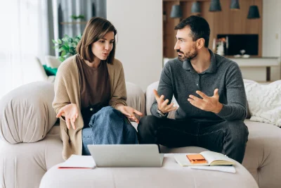 Couple discussing financial problems at home 2026 01 11 10 50 16 utc - Relasjoner og samarbeid: hva skaper trygge og stabile relasjoner?