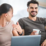 Couple person working from home with laptop comput 2026 01 09 07 36 05 utc - Hva er relasjonsbygging? En enkel guide