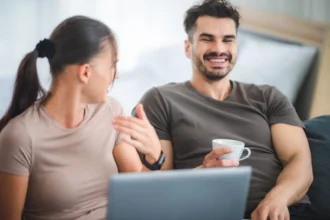 Couple person working from home with laptop comput 2026 01 09 07 36 05 utc - Hva er relasjonsbygging? En enkel guide