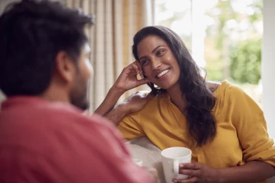 Couple relaxing on sofa at home together with hot 2026 03 10 03 19 19 utc - Hva er relasjonsbygging? En enkel guide