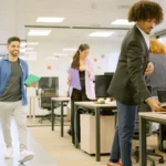 Coworkers arriving at a modern office in the morni 2026 03 18 17 44 55 utc - Strategiske partnerskap i næringslivet: modeller, avtaler, fina...