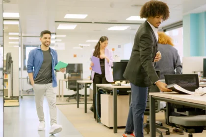 Coworkers arriving at a modern office in the morni 2026 03 18 17 44 55 utc - Strategiske partnerskap i næringslivet: modeller, avtaler, fina...