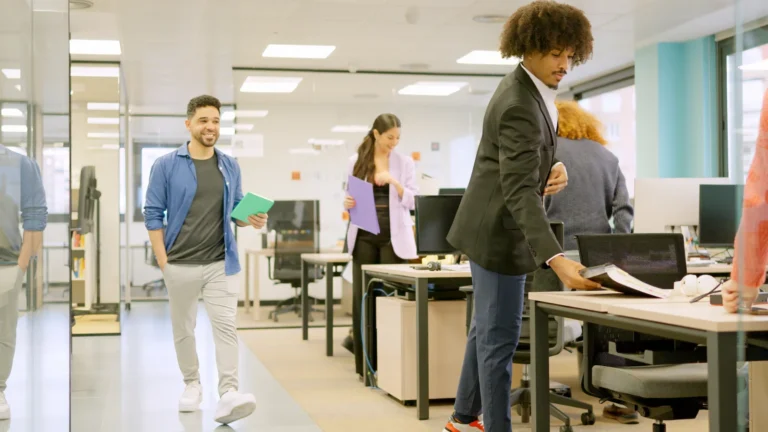 Coworkers arriving at a modern office in the morni 2026 03 18 17 44 55 utc - Strategiske partnerskap i næringslivet: modeller, avtaler, fina...