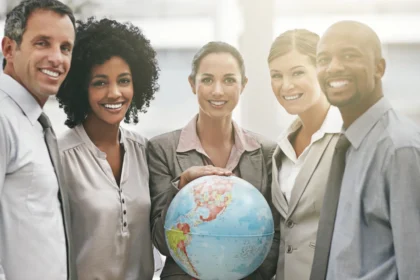 Cropped portrait of a businesswoman holding a glob 2026 01 09 11 45 42 utc - Hvordan finne gode samarbeidspartnere for bedriften