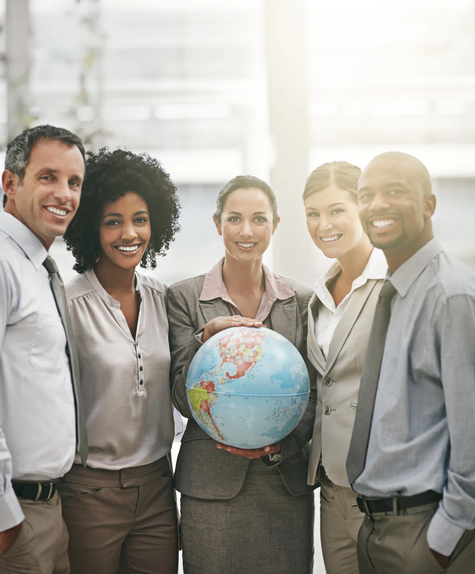 Cropped portrait of a businesswoman holding a glob 2026 01 09 11 45 42 utc - Hvordan finne gode samarbeidspartnere for bedriften