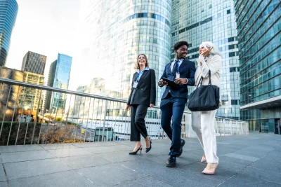 Diverse business team walking and discussing in ci 2026 01 18 07 46 34 utc - Hvordan håndtere konflikter uten å ødelegge relasjonen