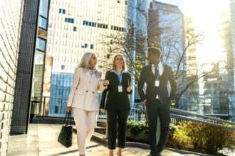 Diverse business team walking and discussing in ci 2026 01 18 07 46 33 utc - Hvordan håndtere konflikter uten å ødelegge relasjonen
