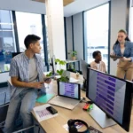 Diverse colleagues collaborate in modern office bu 2026 01 09 10 32 43 utc - Åpen kommunikasjon: 7 grep som forbedrer samarbeidet