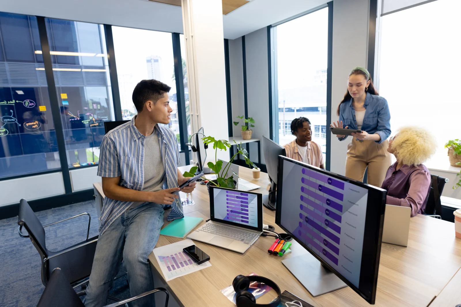 Diverse colleagues collaborate in modern office bu 2026 01 09 10 32 43 utc - Åpen kommunikasjon: 7 grep som forbedrer samarbeidet