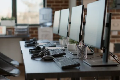 Empty customer service workstation to help telemar 2026 01 08 02 22 10 utc - Skybasert eller lokalt installert programvare – hva passer din...