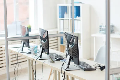 Empty workplace in ofice 2026 01 09 06 44 31 utc - Skybasert eller lokalt installert programvare – hva passer din virksomhet?