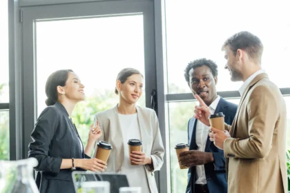 Four multiethnic colleagues holding disposable cup 2026 01 06 00 37 42 utc - Hvordan bygge gode relasjoner i arbeidslivet