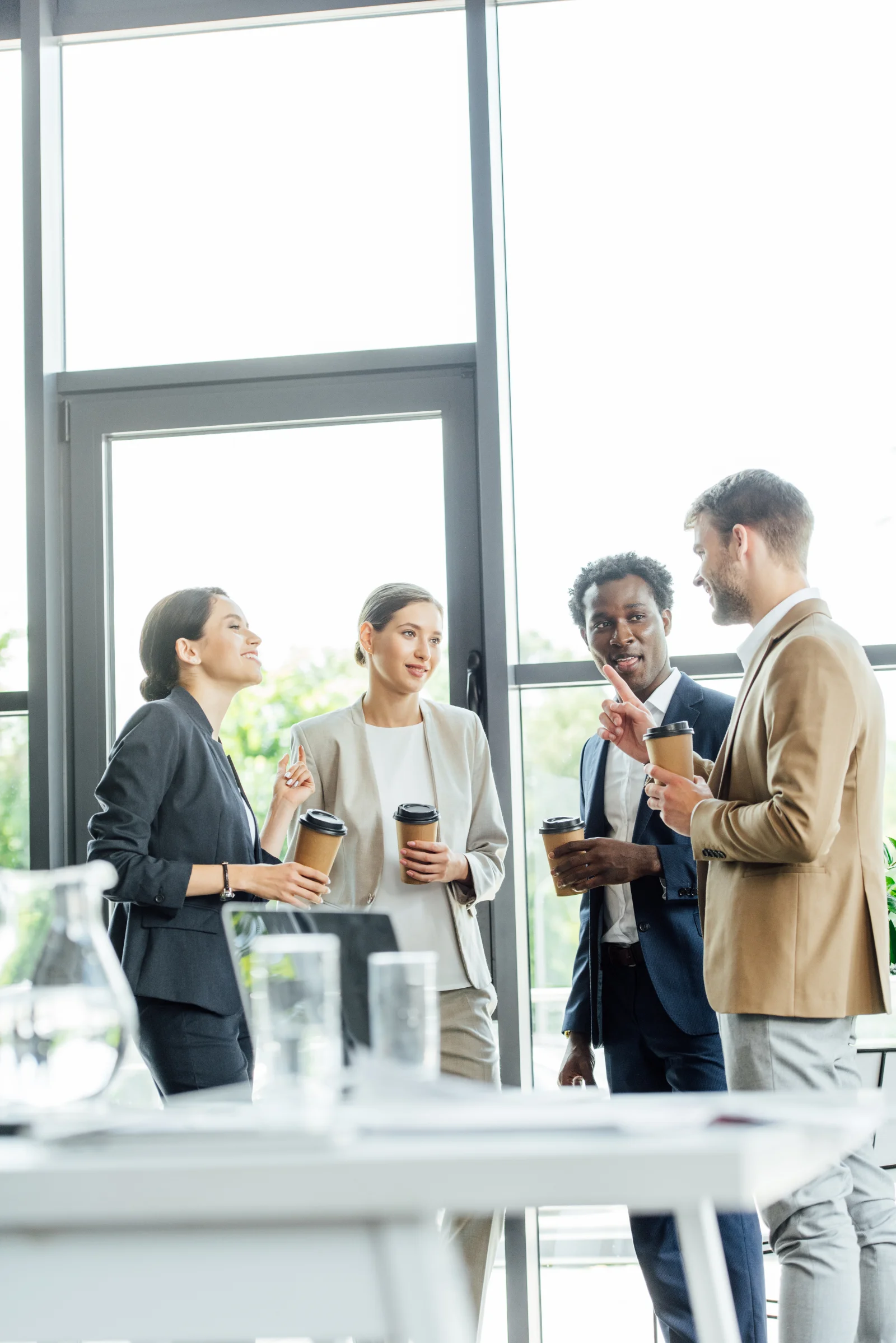 Four multiethnic colleagues holding disposable cup 2026 01 06 00 37 42 utc - Hvordan bygge gode relasjoner i arbeidslivet