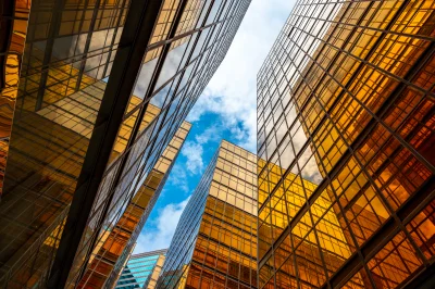 Gold skyscraper building at hong kong business mo 2026 01 09 07 05 12 utc - Slik kartlegger du behovene før du velger programvare
