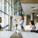 Group of business people with young adults and sen 2026 01 08 05 45 35 utc - Hvordan bygge tillit i team og prosjekter