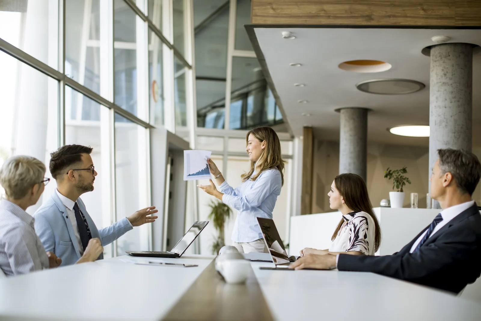 Group of business people with young adults and sen 2026 01 08 05 45 35 utc - Hvordan bygge tillit i team og prosjekter