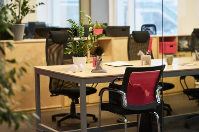 Group of chairs surrounding long desk for team of 2026 01 08 23 44 07 utc - Hvordan bygge tillit i team og prosjekter