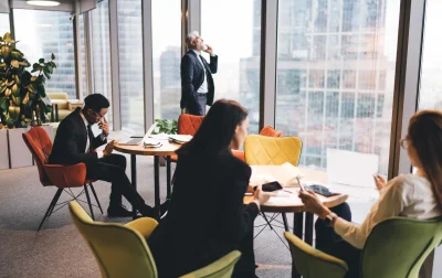 Group of multiethnic coworkers working on project 2026 01 09 07 45 24 utc - Sakskonflikt vs. relasjonskonflikt: forskjellen og hvordan du hå...