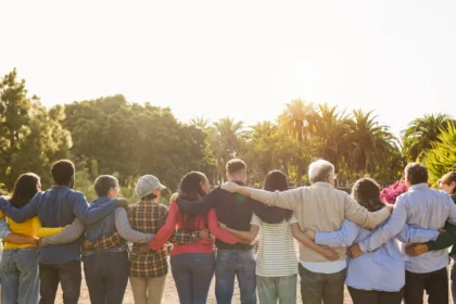 Group of multigenerational people hugging each oth 2026 01 08 05 06 24 utc - Autonomi og tilhørighet: Slik finner du balansen mellom frihet...
