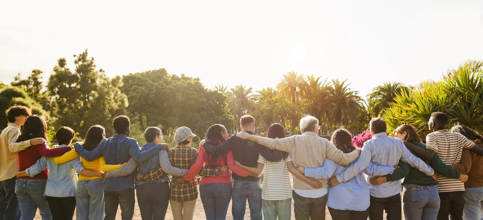 Group of multigenerational people hugging each oth 2026 01 08 05 06 24 utc - Autonomi og tilhørighet: Slik finner du balansen mellom frihet...