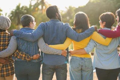 Group of multiracial people hugging each other at 2026 01 11 10 53 16 utc - Autonomi og tilhørighet: Slik finner du balansen mellom frihet o...