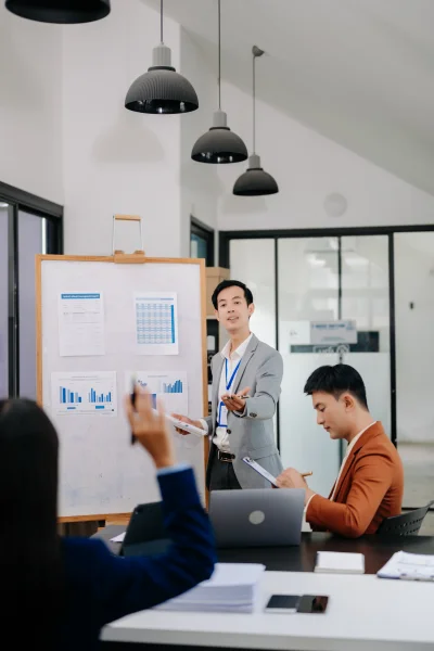 Group of young asian business people discussing bu 2026 01 09 10 30 06 utc - Hva kjennetegner gode relasjoner og samarbeid?